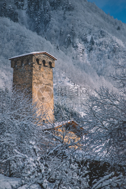 镇山美丽的冬季风景与古老城堡在佐治亚斯瓦涅蒂梅提亚在雪中老的图片