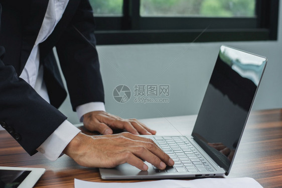 在职的使用笔记本电脑工作的商业务在线连接技术的工商界人士电话经理办公室图片