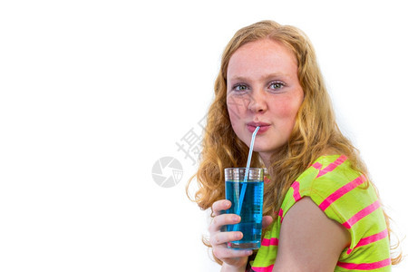 人们蓝色的荷兰语喝苏打的荷兰红发女青少年孩白种背景与稻草隔绝图片