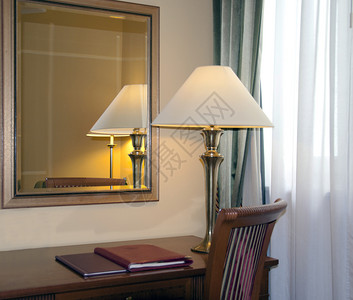 时尚外貌艺术家旅馆房间有桌灯和反照镜像室有桌灯图片