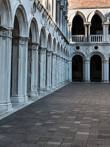 入口欧洲住宅意大利威尼斯Dogergsquos宫哥特建筑内部的街机庭院和专栏图片