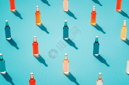 各种样的彩色玻璃瓶的行数与浅蓝色表面无标签背反tro饮料瓶影子概念的全玻璃瓶装满流行音乐阴影图片