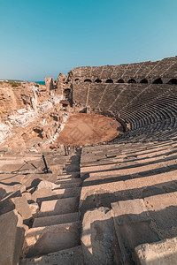土耳其安塔利亚城的古老废墟和两栖剧院结石古典游客图片
