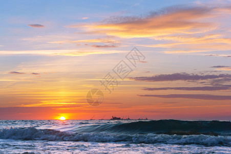 反射金的海上日落岸出落时的紫色天空海岸日出时的紫色天空日落时的紫色天空海上日落紫色的图片