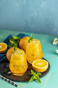 果汁两杯橙子冰木制绿石桌上鲜薄荷酒精非和夏季新鲜饮用料的表层水中含酒精的非热带素食主义者图片