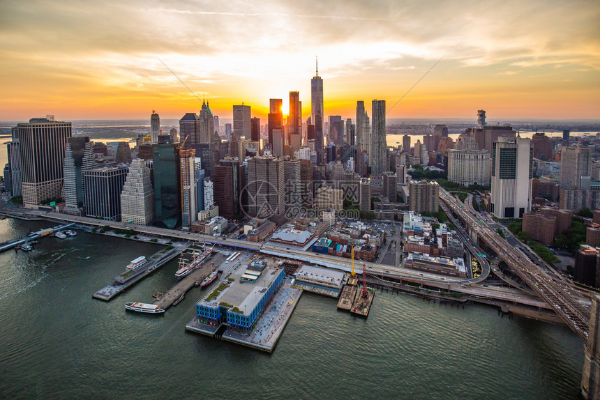 日落鸟瞰图的纽约市日落鸟瞰图的美国纽约市新金融中央图片
