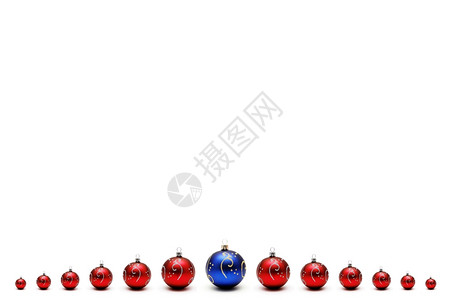 红圣诞节球和蓝色在中间有文字位置装饰风格丝带邀请图片