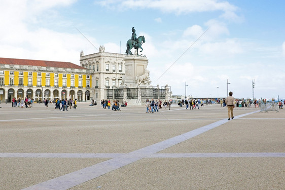 比鲁阿凯旋2013年9月8日于葡萄牙里斯本的7月2日商业广场它是最重要的广场之一在里斯本王宫20多年的土地上定居了20多年土地是图片