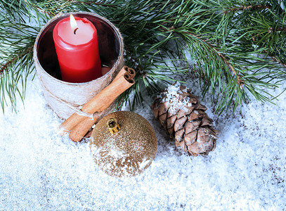 冬天来临雪上铺着蜡烛树枝和圣诞装饰品快乐的图片