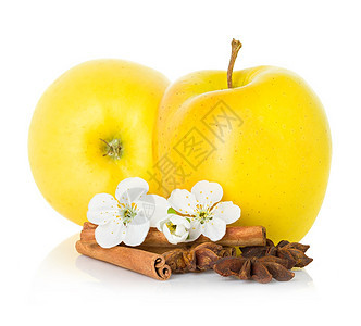 提取黄苹果配有肉桂棒麻醉星和苹果花八角黄色的金图片