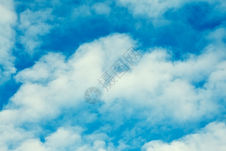 云景蓝色的阳光明媚天有云层积聚在中美好的图片