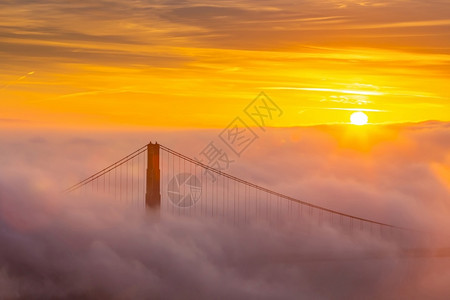 日出著名的金门大桥美国加利福尼亚州旧金山圣弗朗西斯科天空日落图片