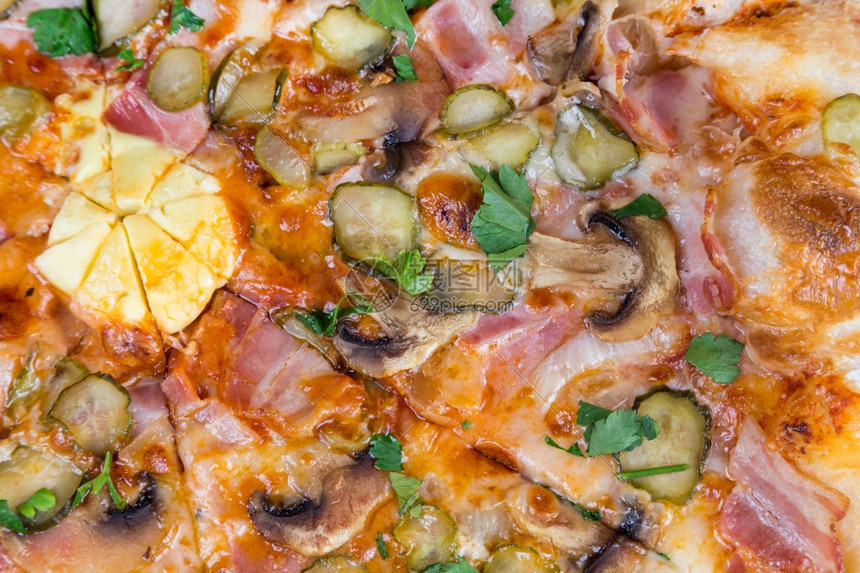 美食圆形的新鲜热快餐披萨切片从顶端关闭用于背景设计脆皮图片