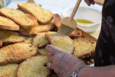 黄色的意大利草纸含橄榄油的格里勒面包切片自制厨师图片