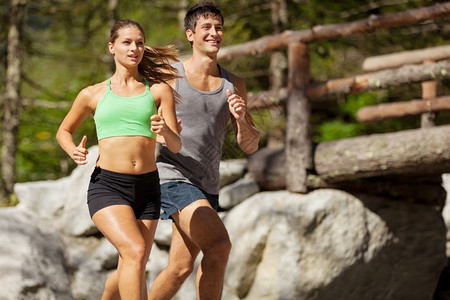 在职的女年轻运动夫妇在山上奔跑的相片成年人图片
