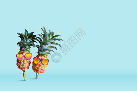 植物蓝底面戴墨镜的菠萝夏季概念设计最小度Pineapple乐趣新鲜图片