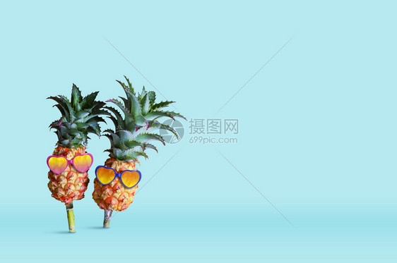 植物蓝底面戴墨镜的菠萝夏季概念设计最小度Pineapple乐趣新鲜图片