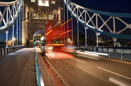 公共汽车银行泰晤士河伦敦塔桥图片