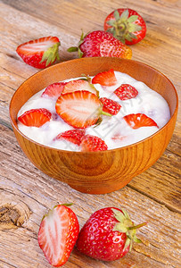 粉色的甜点含草莓木本的新鲜有机希腊酸奶和草莓夏天图片
