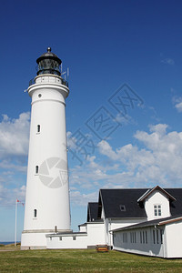 丹麦的Hirthshals白色灯塔风景优美港口海上图片