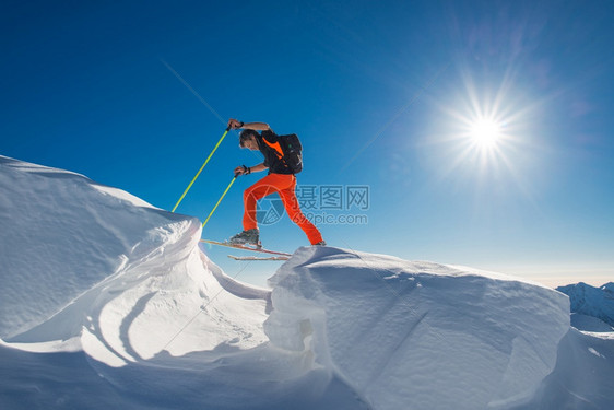 冬季滑雪登山者图片