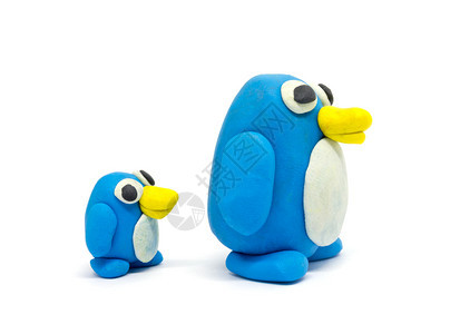 白色背景上的一对向右看的蓝色企鹅玩偶图片