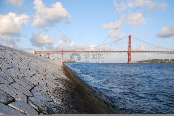 25日纪念碑葡萄牙里斯本旧萨拉扎桥的景象天空图片