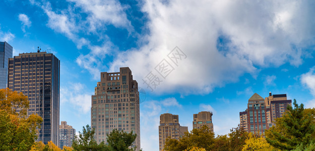 秋季蓝天白云下的城市风光图片