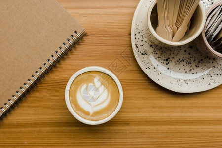 卡布奇诺带杯咖啡的顶视图办公桌咖啡因子图片