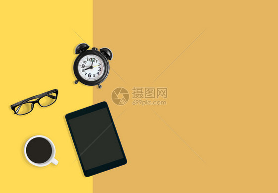 现代家庭办公室工作场所概念黑色闹钟一杯咖啡眼镜和药片放在黄面纸上带复制空间的黄色面纸背景休息灵感目的图片