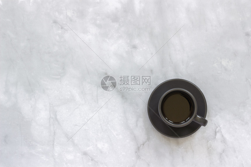 黑暗的饮料桌面茶托上的黑色杯子大理石桌背景上的黑咖啡顶视图复制空间最小样式茶托上的黑色杯子大理石桌背景上的黑咖啡图片