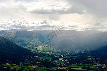 下雨在奥普达尔山谷风景背高清在下雨奥普达尔山谷风景背户外高度场图片