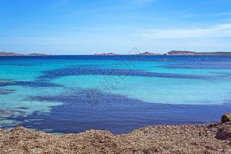 行进月意大利撒丁岛科斯塔梅拉达的海草冬季滩和蓝绿的景从科斯塔梅拉达撒丁岛的海草冬季滩看景旅游户外图片