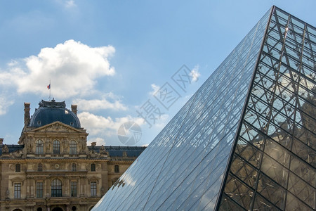 外部的卢浮宫博物馆和玻璃金字塔的旧面孔和现代玻璃金字塔卢浮宫博物馆和玻璃金字塔的外墙地标旅游图片