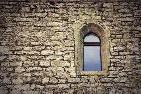 优质的细节古老城堡墙上的哥特式窗户历史建筑的纹像外部图片