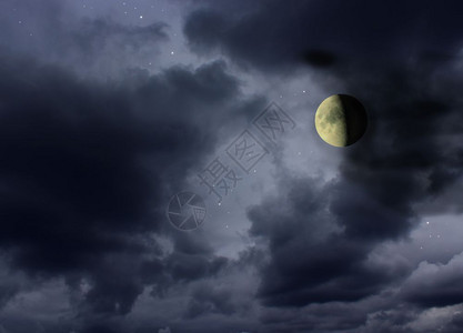 月亮在黑夜的云中闪耀月亮在黑暗的夜空中闪耀星辰在光之夜陨石神秘太阴图片