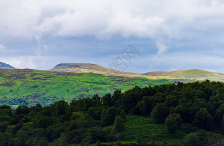 丘陵美丽多彩的森林和英国苏格兰阿吉尔布特LochLomond附近的LussHills旅行苏格兰人图片