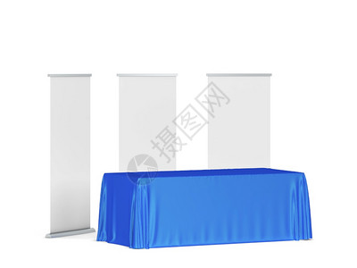 白色背景上孤立的三张插图纸旁挂着滚动横幅的空白交易桌布卷起贸产品图片