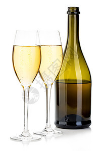 两杯香槟放在棕色瓶子的背景上紧地隔离在白色上祝贺前夕气泡图片
