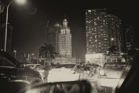 建筑学2018年3月日迈阿密市中心街道上交通在夜里每年吸引20名居民在夜里沿市中心街道交通到2018年3月日棕榈黄色的图片
