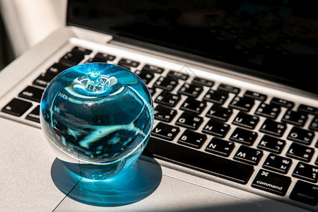 网络空间多媒体排版在笔记本电脑键盘上关闭玻璃晶蓝色苹果选择焦点图片
