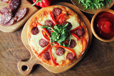 热自制披萨和辣椒尼帕普里卡木桌上的鲁科拉最佳观赏热自制披萨与辣椒尼木桌上的鲁科拉垃圾晚餐肉图片