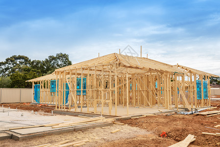 框架地下室建新住宅筑房屋以对抗蓝色的天空建筑工地准备情况不动产图片