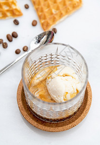摩卡棕色的焦糖咖啡香草冰淇淋在白大理石桌上的晶玻璃杯中图片