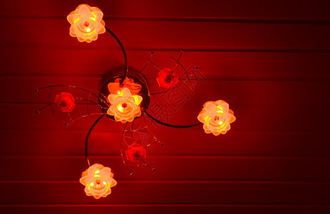 枝形吊灯引领装饰风格现代家庭内地背景现代的灯台装饰着鲜花在黑暗中闪亮红光图片