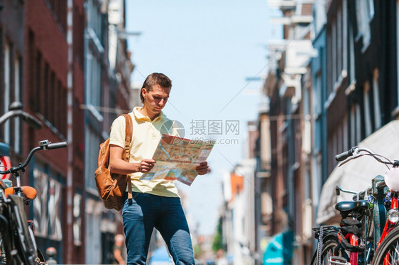 搜索有欧洲城市的快乐年轻人有欧洲城市的快乐年轻人镇保持图片