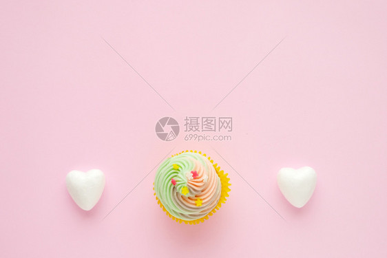 甜的粉色奶油红背景纸杯蛋糕和白心并复制文本空间生日纪念贺卡背景平地顶视面图片