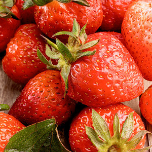 养分水果一群新鲜的红草莓近似新鲜采摘的草莓特熟贝里瑞斯背景夏天图片