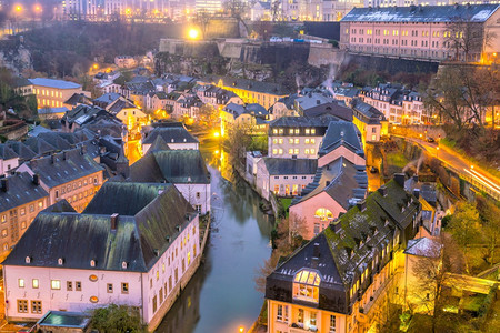 从卢森堡的顶楼观望卢森堡城的天线爬坡道风景优美建筑学图片