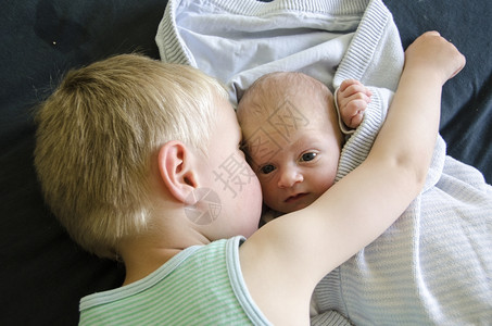 抱着新生婴儿的哥哥图片